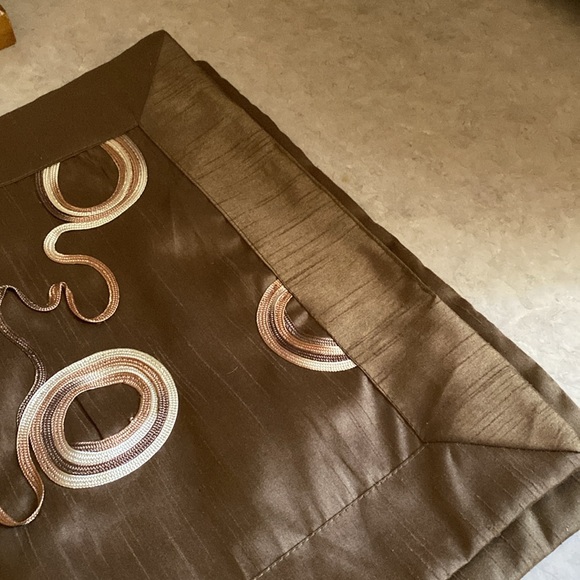 Elegant table runner. - Picture 4 of 4